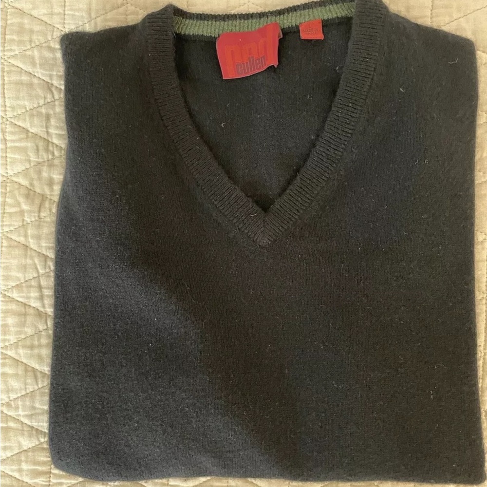 CULLEN Wardrobe Essential Butter‎ Soft Cashmere V-Neck Sweater in Black Size L